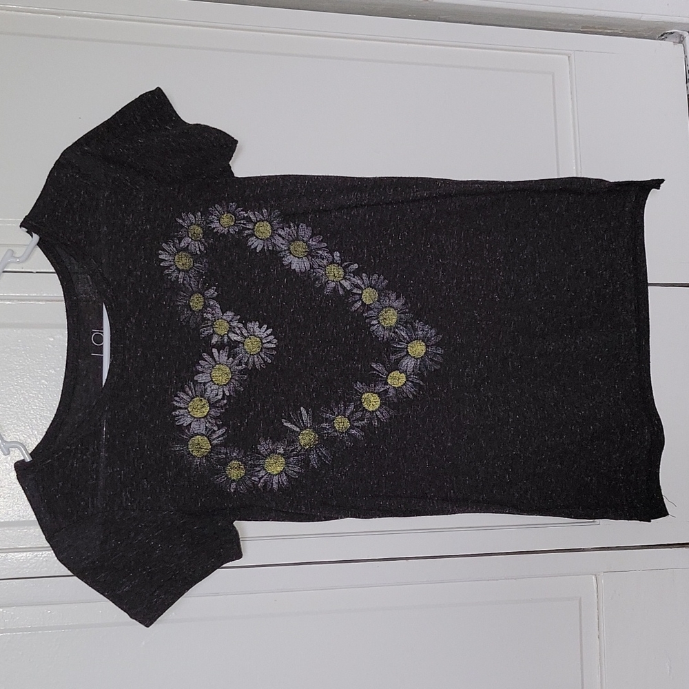 Womens XS t-shirt with yellow and white daisys in the shape of a heart